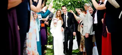 Foto von Hochzeit unter alten Bäumen