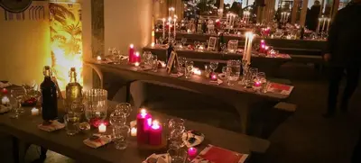 Foto von Lockere Weihnachtsfeier mit Leckereien