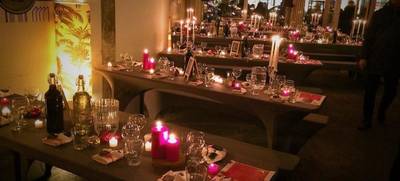Foto von Lockere Weihnachtsfeier mit Leckereien