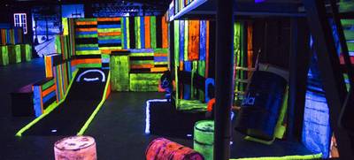 Foto von Schwarzlichtminigolf mit Flammkuchenbuffet