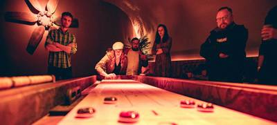 Foto von Partyspaß mit Shuffleboard