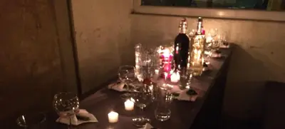 Foto von Weihnachtsparty zwischen DJ und Gänsebraten
