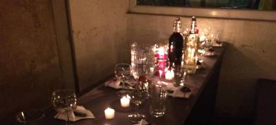 Foto von Weihnachtsparty zwischen DJ und Gänsebraten