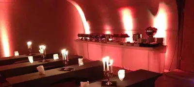 Foto von Weihnachtsparty zwischen DJ und Gänsebraten