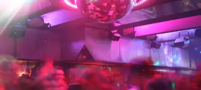 Foto von Party, Drinks und heißer Sound - Kopfhörer Disko im Maschinenraum Berlins