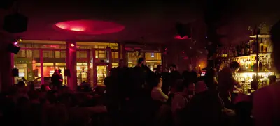 Foto von Party, Drinks und heißer Sound - Kopfhörer Disko im Maschinenraum Berlins