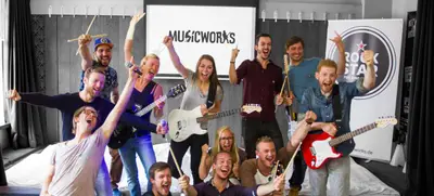 Foto von ONE TEAM, ONE SONG – Songwriting mit KI und echten Instrumenten