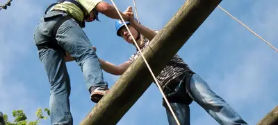 Foto von Klettern auf Hochseilelementen