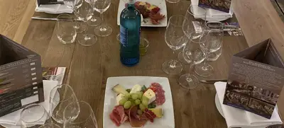 Foto von Weinprobe im ältesten Gebäude Altonas
