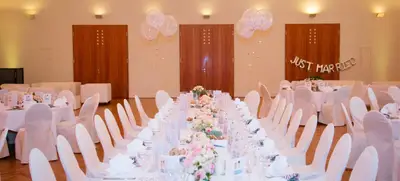 Foto von Hochzeit unter alten Bäumen