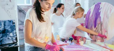 Foto von Action Painting: Spürt die Kreativität und den Teamgeist