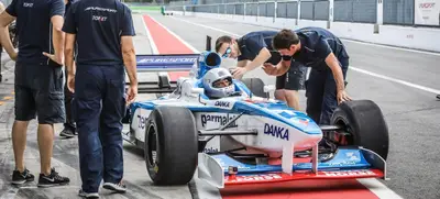 Foto von Supersportwagen fahren auf dem Hockenheimring