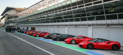 Foto von Sportwagen fahren auf dem Redbullring