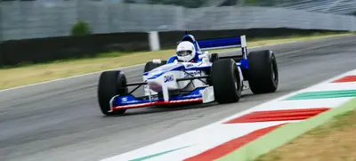 Foto von Supersportwagen fahren auf der Monza-Strecke