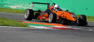 Foto von Supersportwagen fahren auf der Monza-Strecke