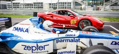Foto von Supersportwagen fahren auf dem Redbullring