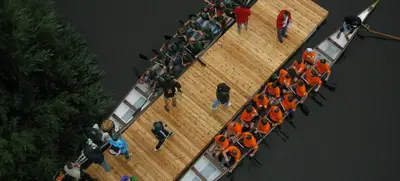 Foto von Drachenbootrennen als Teamevent