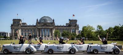 Foto von Berlin Sightseeing Tour im Mini Hotrod