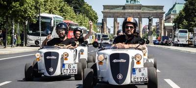 Foto von Berlin Sightseeing Tour im Mini Hotrod