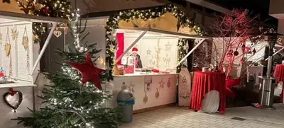 Foto von Weihnachtsmarkt vor der historischen Empfangshalle