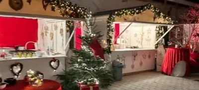 Foto von Weihnachtsmarkt vor der historischen Empfangshalle