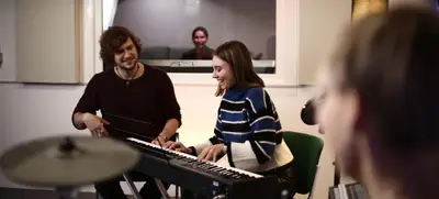 Foto von Macht Euren eigenen Teamsong - Vom Songwriting bis zum Musikvideo