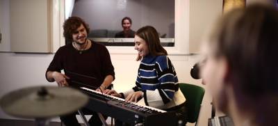 Foto von Macht Euren eigenen Teamsong -  Vom Songwriting bis zum Musikvideo