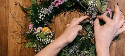 Foto von Frühlingskranz mit Frischblumen