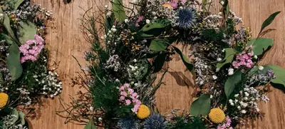 Foto von Frühlingskranz mit Frischblumen