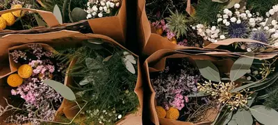 Foto von Frühlingskranz mit Frischblumen