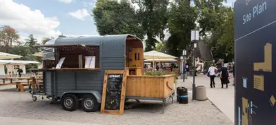 Foto von Sommerfest am Ufer der Spree