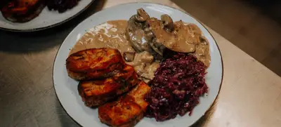 Foto von Abendessen im historischen Wirtshaus