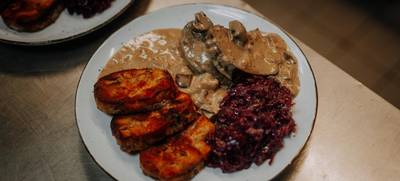 Foto von Abendessen im historischen Wirtshaus