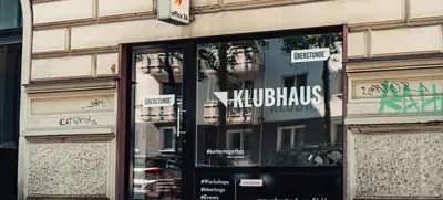 Foto von ÜBERSTUNDE KLUBHAUS