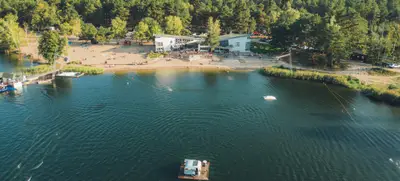 Foto von Erlebt Action, Entspannung und Teamgeist direkt am Wasser