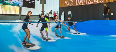 Foto von Indoor Surfing auf der stehenden Welle
