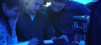 Foto von Gemeinsames Rätseln beim Escape Game