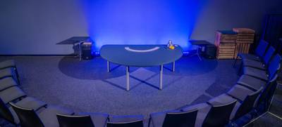 Foto von Black Table Magic Theater