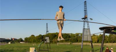 Foto von Highwire Team-Balance auf dem Tempelhofer Feld