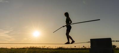 Foto von Highwire Team-Balance auf dem Tempelhofer Feld