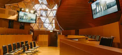 Foto von Tagen in einer begehbaren Skulptur