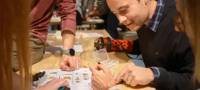 Foto von Handprothesen bauen – ein sinnvolles Teamevent voller Spaß