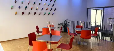 Foto von Gläserne 3D Fabrik Bistro