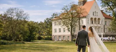 Foto von Trauung unter freiem Himmel und Hochzeitsfeier