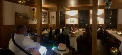 Foto von Weihnachtsfeier - Ritteressen in rustikalem Ambiente