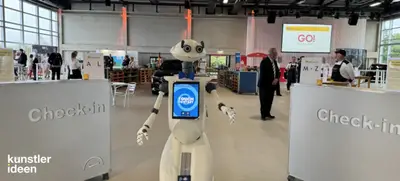Foto von Futuristischer Event-Roboter als Messehighlight
