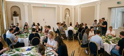 Foto von Midsommar-Blumenkranz binden – Logenhaus Berlin