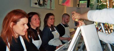 Foto von Sip & Paint Your Colleague Team Building in Berlin PaintNow