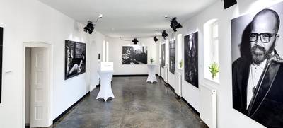 Foto von Weihnachtsfeier in der Galerie
