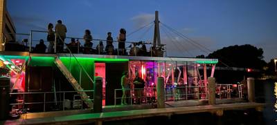 Foto von Stilvolles Sommerfest auf dem Wasser in Berlin